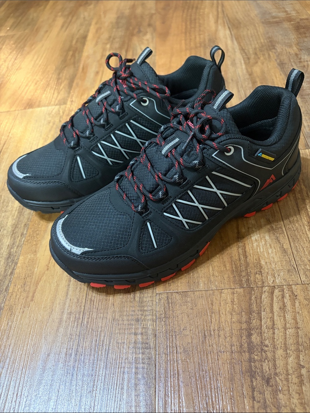 Queday black & red lightweight waterproof hiking walking trail shoes size 11.5